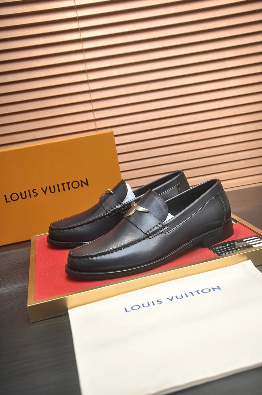 Men's men's shoes 💰560💶 [LV] (original single cowhide lining) 🍀LV's latest genuine leather business suit shoes are launched simultaneously on the official website. The first-layer cowhide imported from Italy is made of heavy gold, 💥1:1 rubber outsole from the official website. Versatile to wear, high-end without losing class, and the color combination is extraordinary. This four-season style is alluring when worn on your feet, showing off your big-name flair. Standard code 38-44 (45 customized)